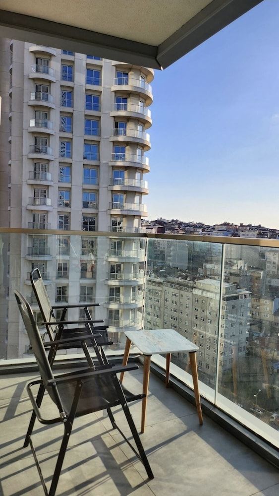 undefined Modern 2Bed Condo in Luxurious Building 3