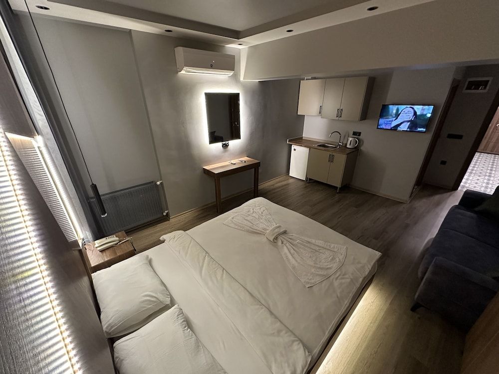 undefined Rose Suites 6