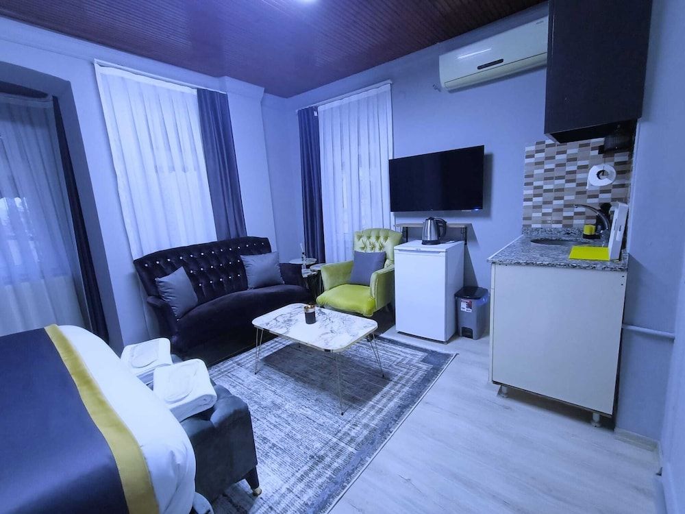 undefined TAKSİM RED SUİTS 9