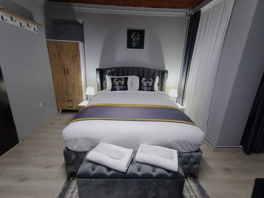 undefined TAKSİM RED SUİTS 6