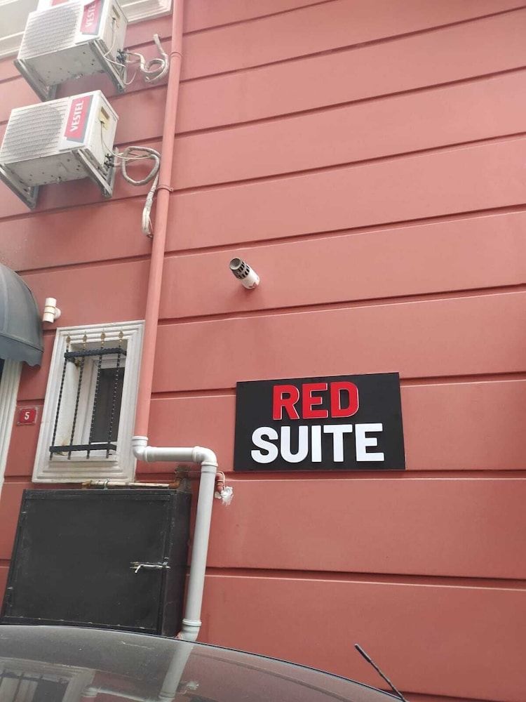 undefined TAKSİM RED SUİTS