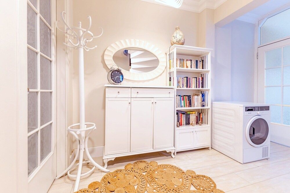 Sleek Flat Close to Osmanbey Metro Station Apartment 13