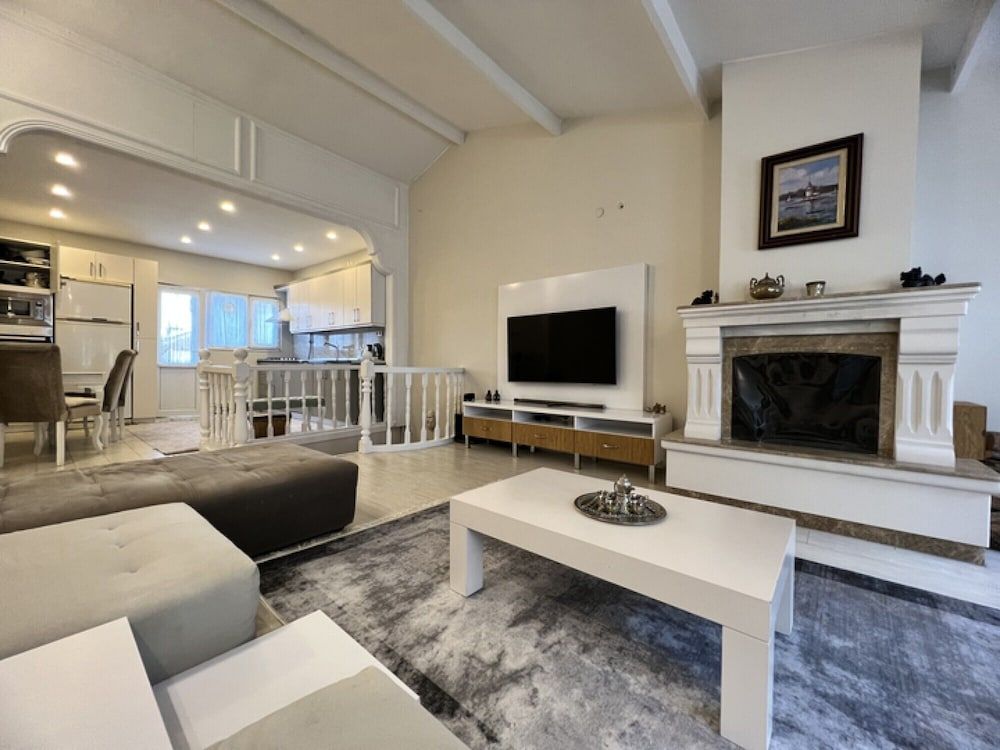 Sleek Flat Close to Osmanbey Metro Station Apartment 10