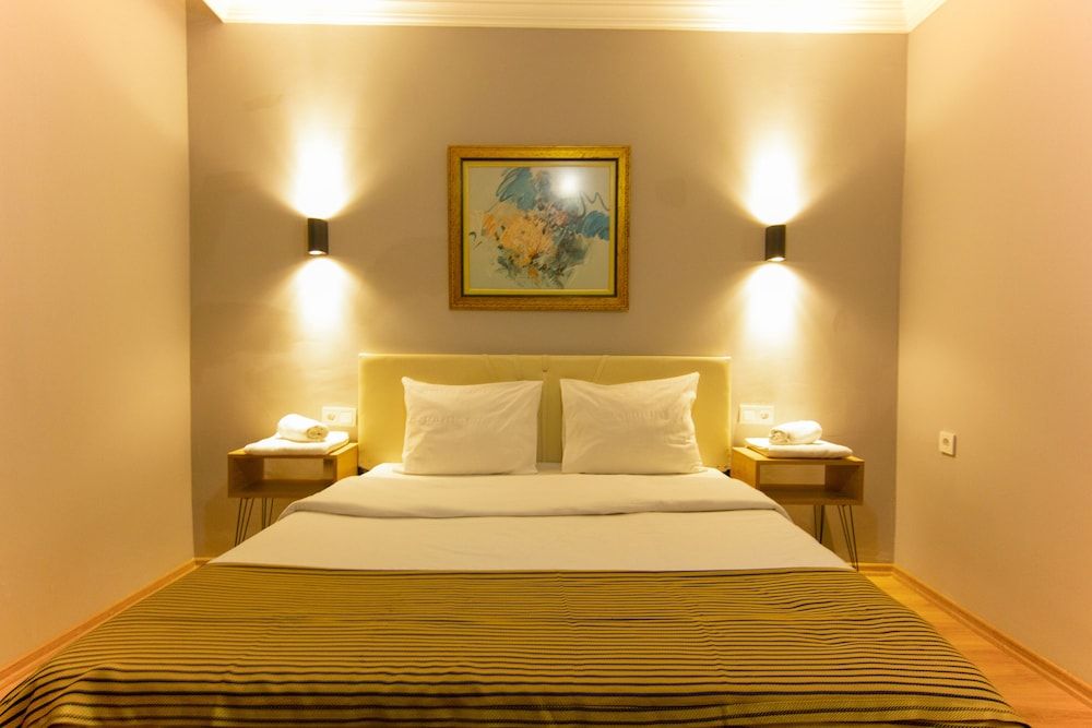 undefined Elpida Boutique