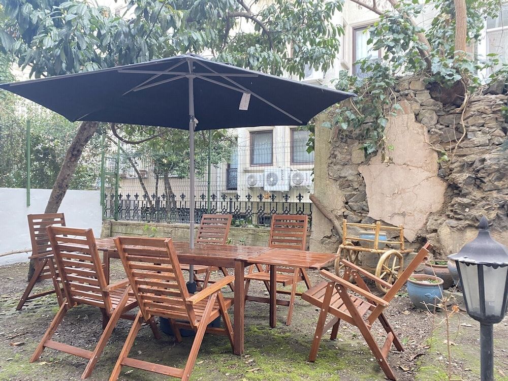 undefined Sleek and Central Flat With Backyard in Sisli
