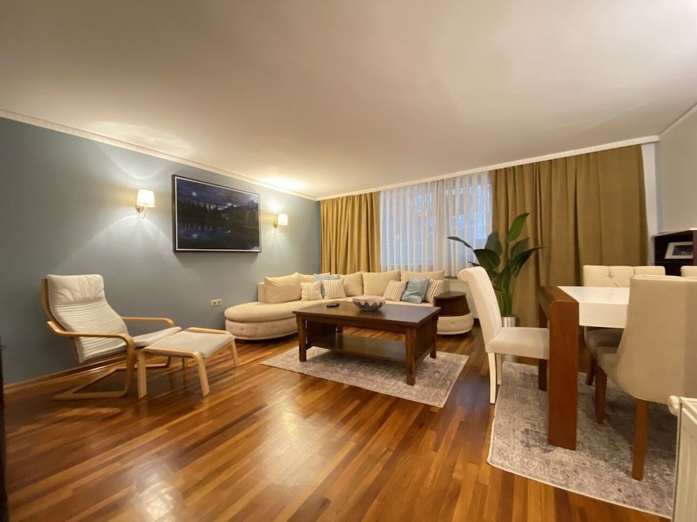 Sleek and Central Flat With Backyard in Sisli Apartment