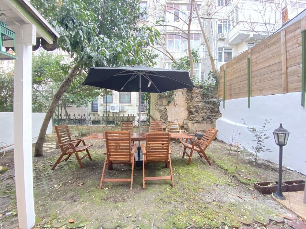 Sleek and Central Flat With Backyard in Sisli Apartment 17