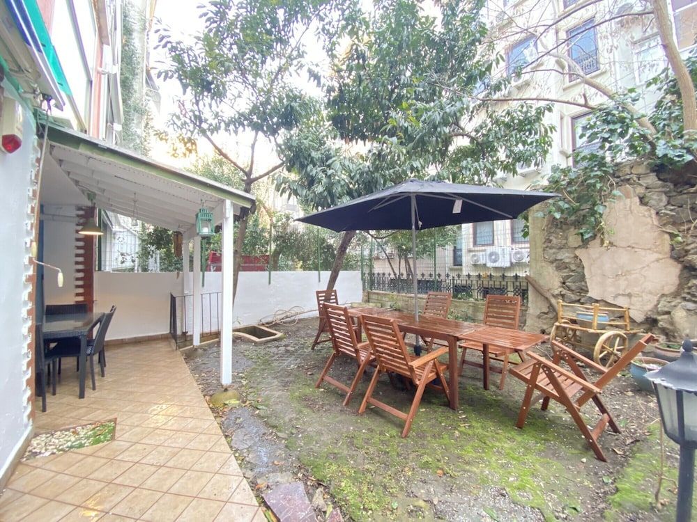 Sleek and Central Flat With Backyard in Sisli Apartment 15