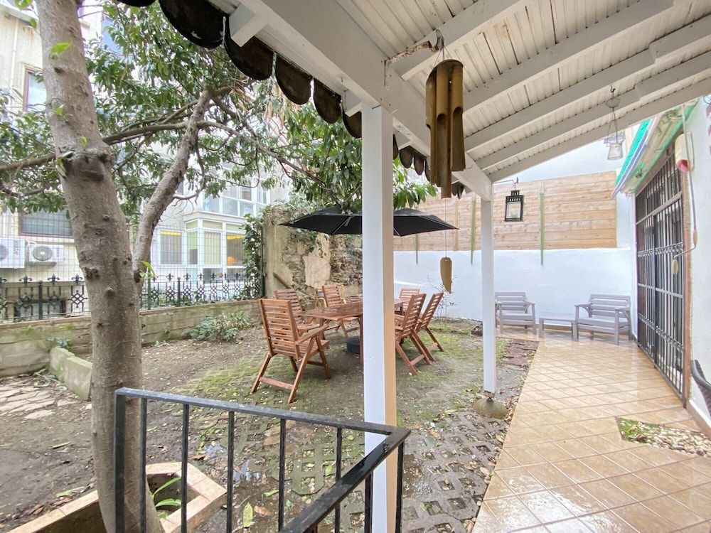 undefined Sleek and Central Flat With Backyard in Sisli 10