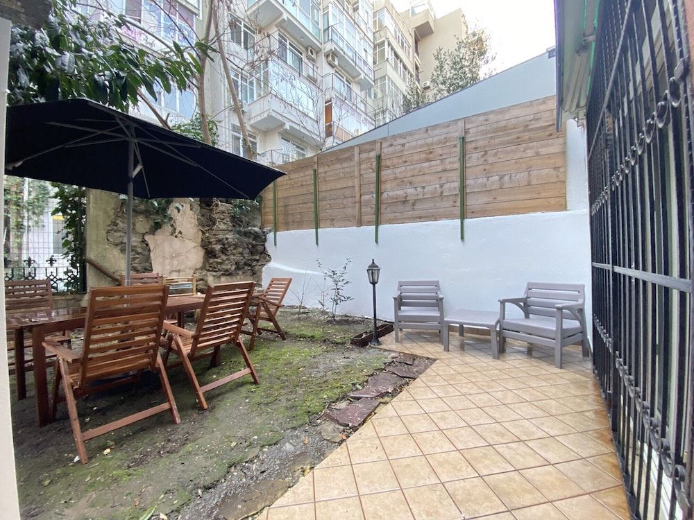 Sleek and Central Flat With Backyard in Sisli Apartment 14