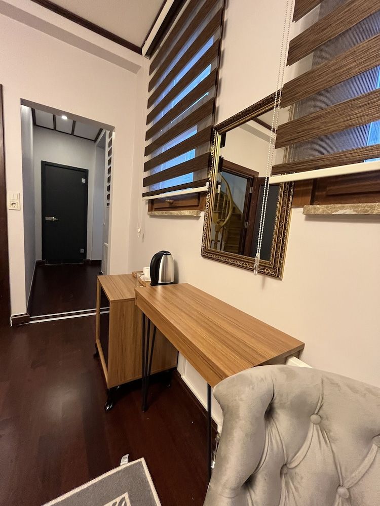 undefined Palmera Art House 6