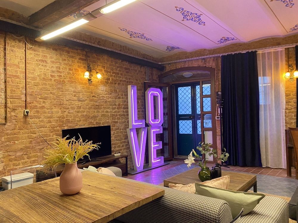 Centrally Located Historical Flat in Beyoglu Apartment 16