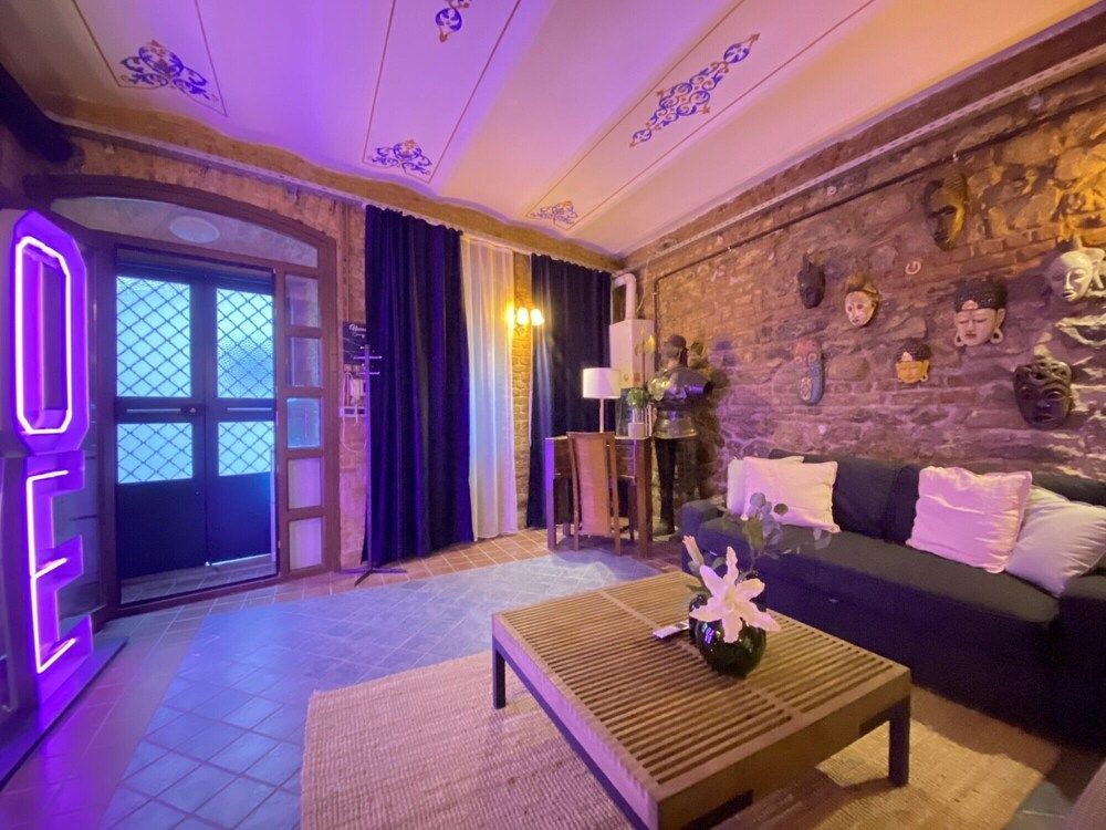 Centrally Located Historical Flat in Beyoglu Apartment 11