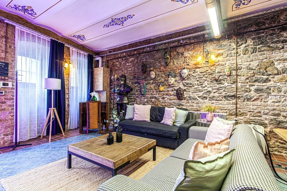Centrally Located Historical Flat in Beyoglu Apartment 17