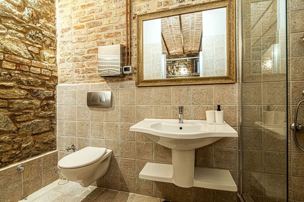 Centrally Located Historical Flat in Beyoglu Apartment 9