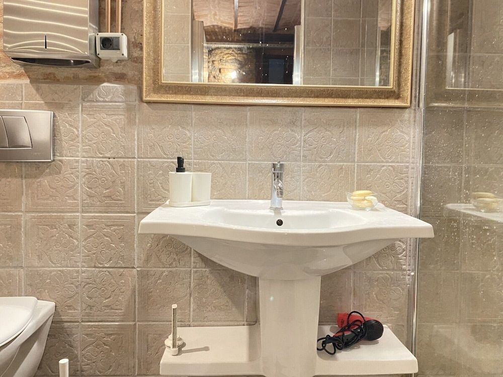 Centrally Located Historical Flat in Beyoglu Apartment 8