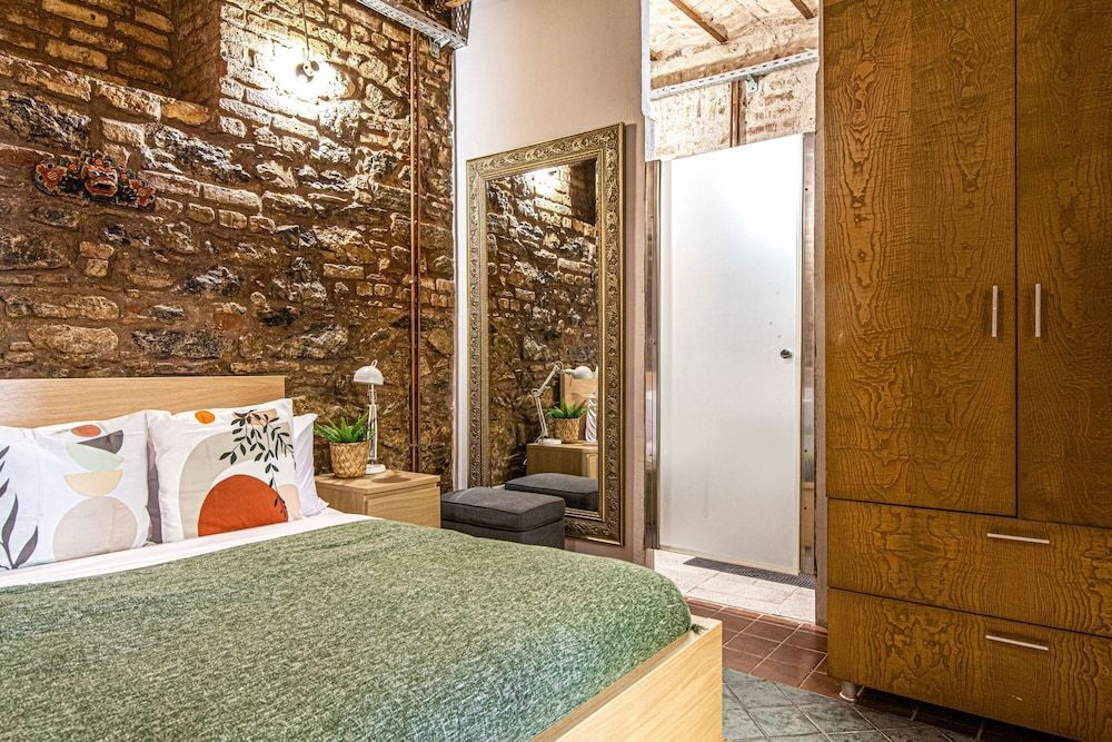 Centrally Located Historical Flat in Beyoglu Apartment 18