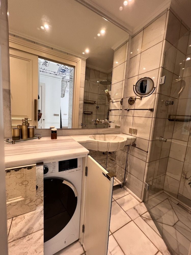 AB Residences Signature Apartment 8