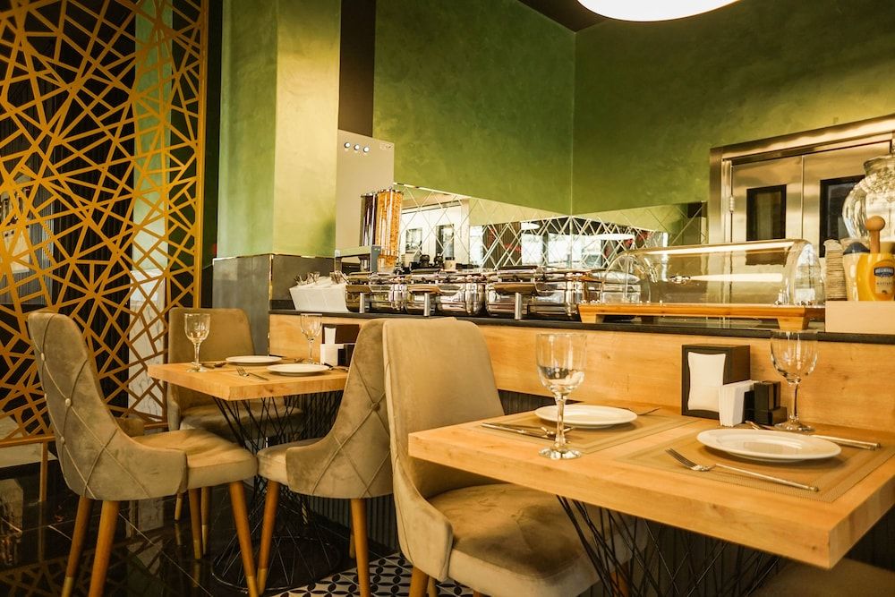 undefined Aram Otel 9