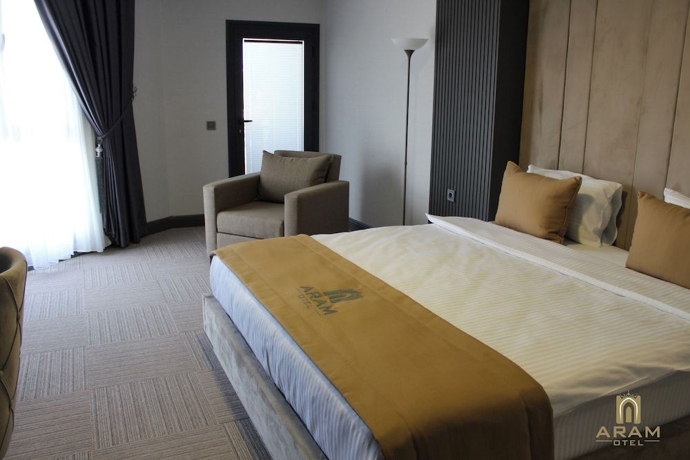 undefined Aram Otel 4
