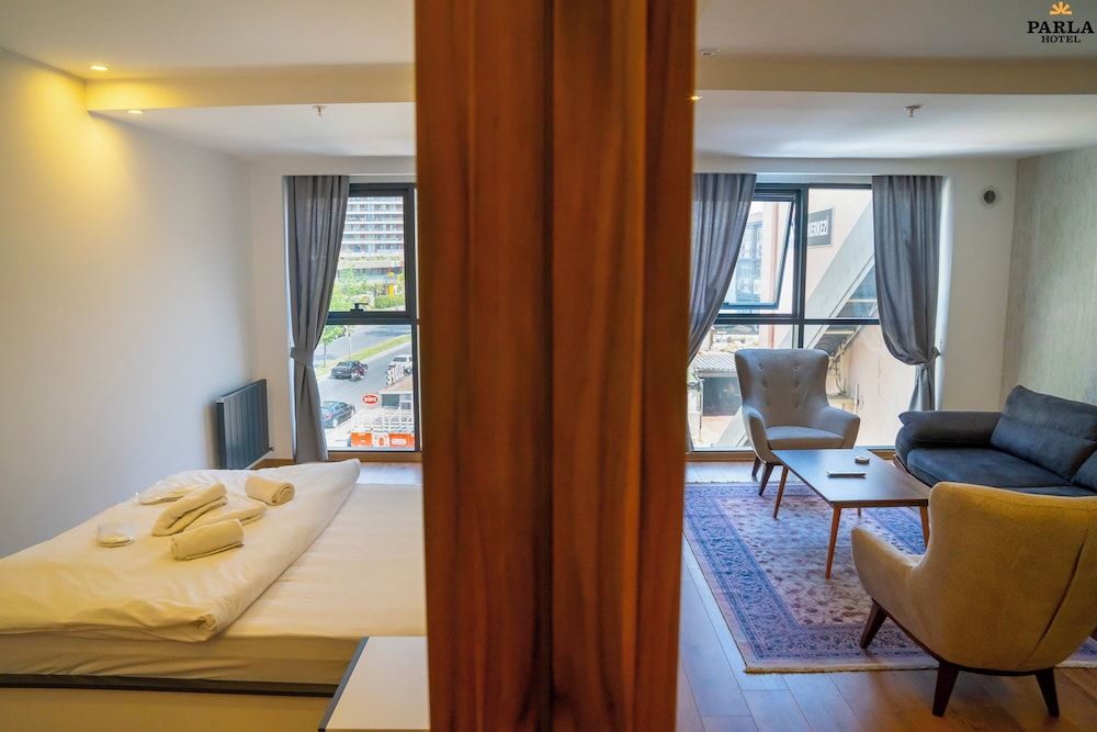 Parla Suite Hotel Deluxe Suite 4