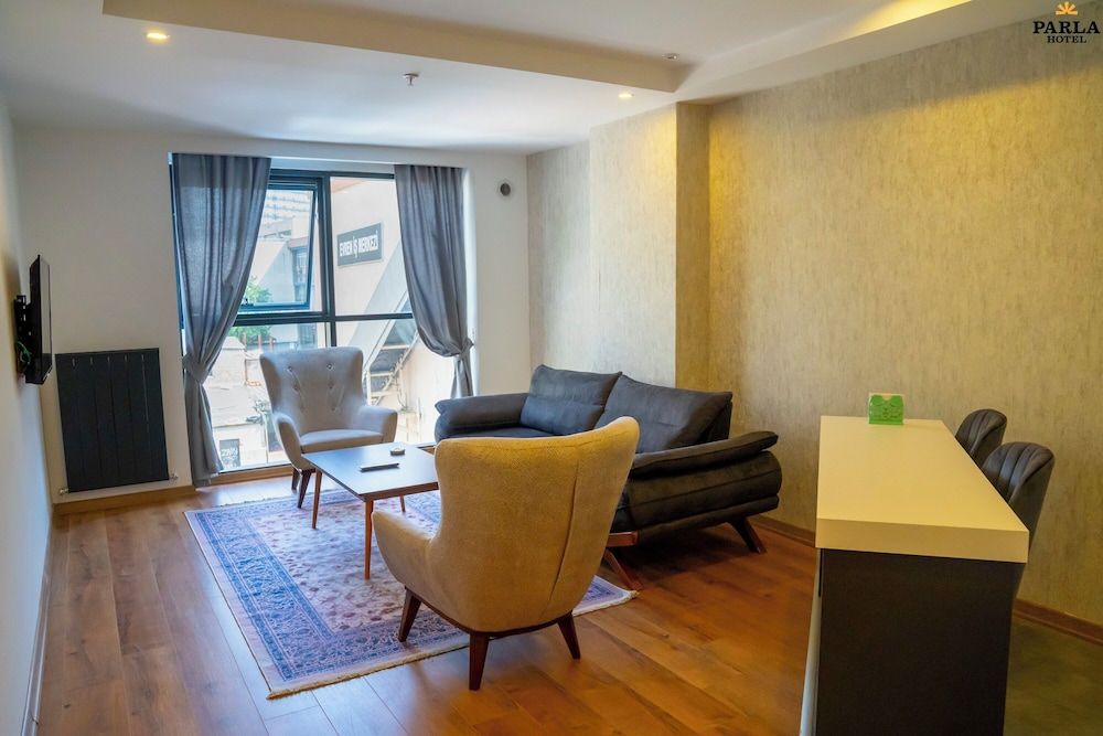 Parla Suite Hotel Deluxe Suite 7