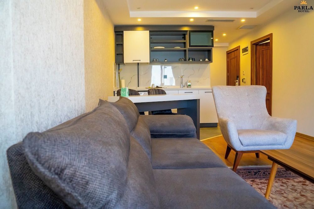 Parla Suite Hotel Deluxe Suite 6