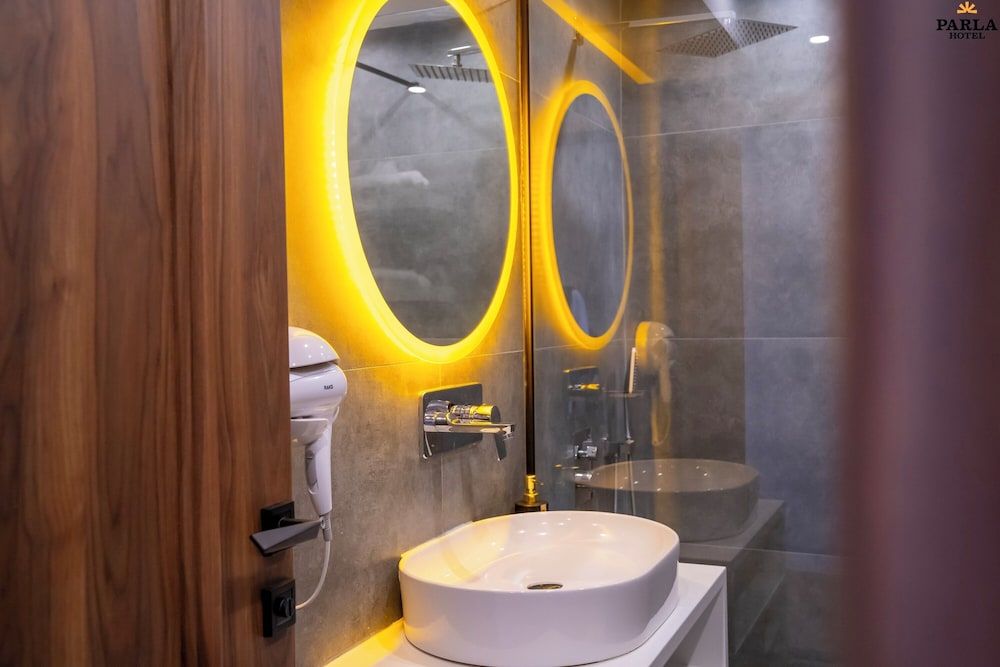 Parla Suite Hotel Deluxe Suite 5