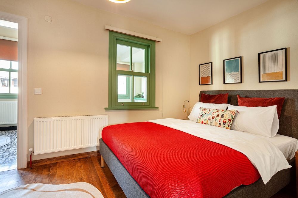 Lola Flats by Oval Executive Apartment