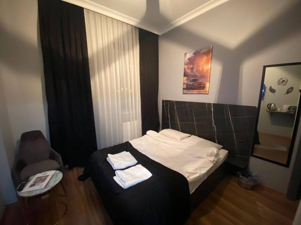 undefined Lions Suit Hotel 5