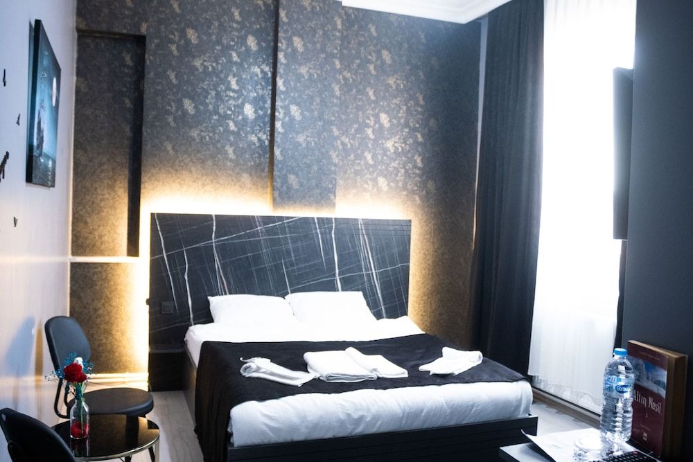 undefined Lions Suit Hotel 8