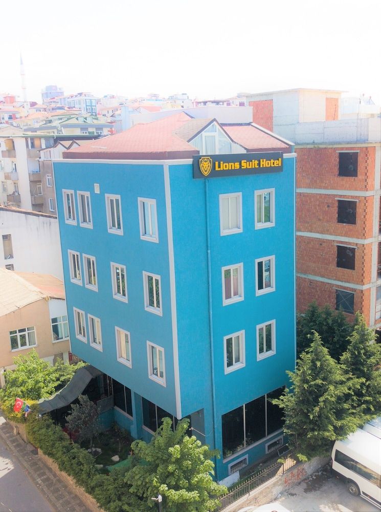 undefined Lions Suit Hotel 2