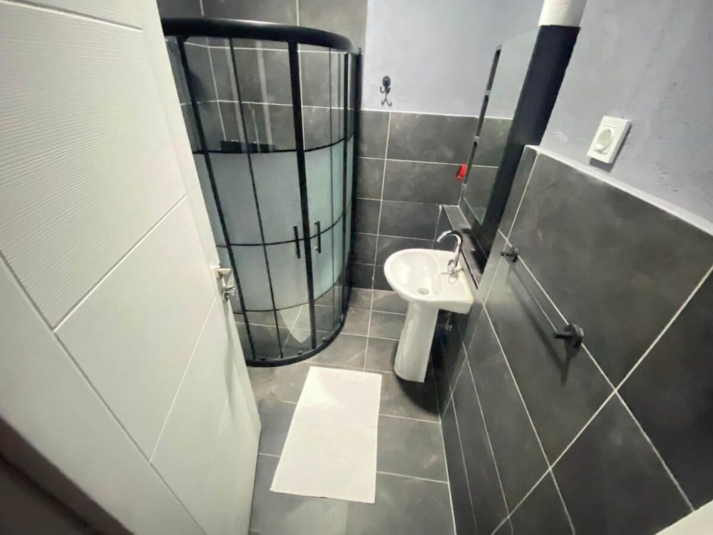 undefined Lions Suit Hotel 6