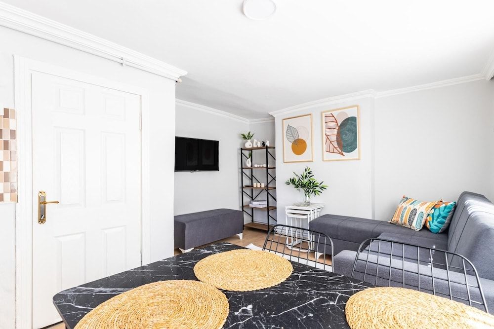 undefined Modern and Spacious Flat in the Heart of Kadikoy 6