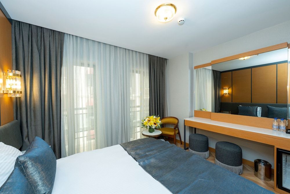 Freya Hotel Luxury Double or Twin Room, City View 8