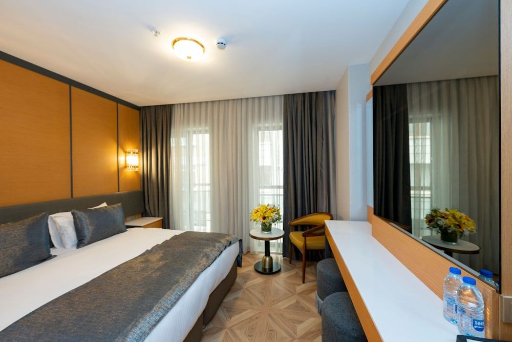 Freya Hotel Luxury Double or Twin Room, City View 11