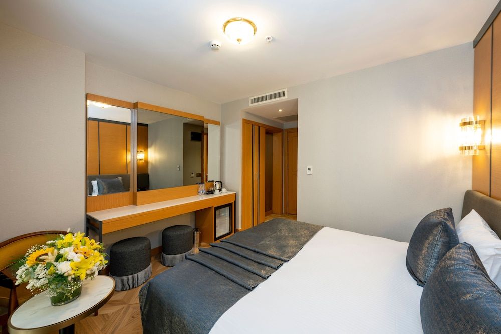 Freya Hotel Luxury Double or Twin Room, City View 4