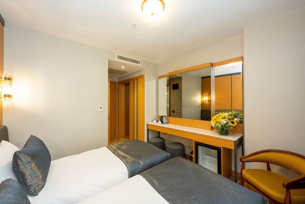 Freya Hotel Luxury Double or Twin Room, City View 14