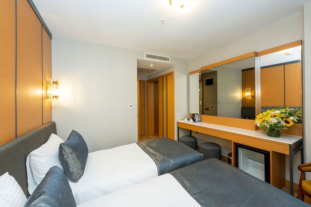 Freya Hotel Luxury Double or Twin Room, City View 9