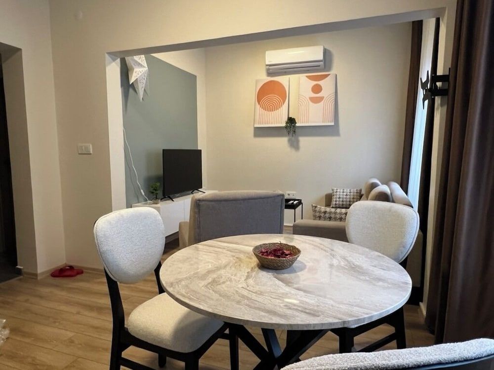 undefined ROJ SUITE 7