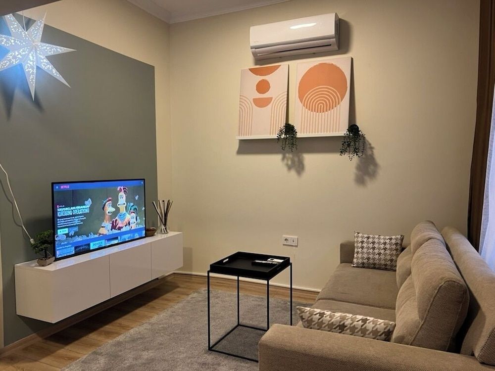 undefined ROJ SUITE 8