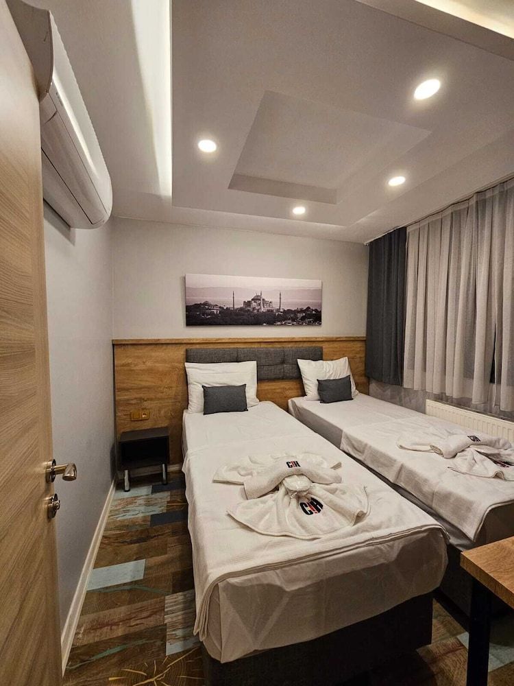 Check in Hotel Family Quadruple Room 8