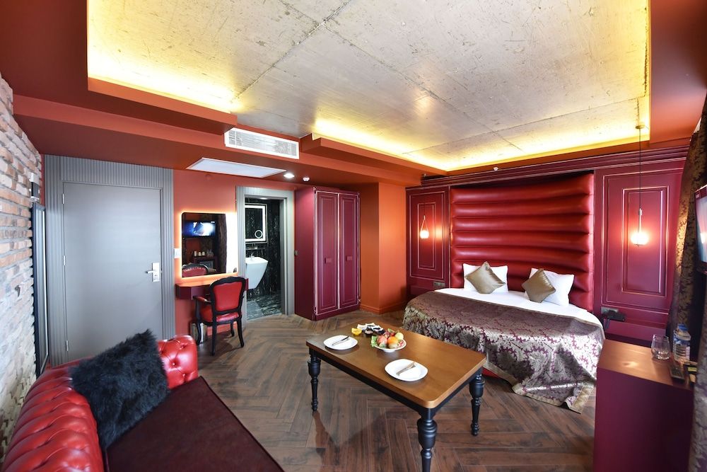 Bayberd Hotel Honeymoon Room 4