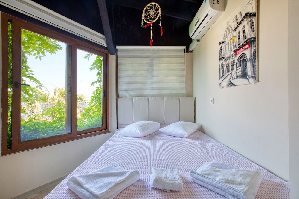 Standard Double Room, 1 Queen Bed, Partial Sea View