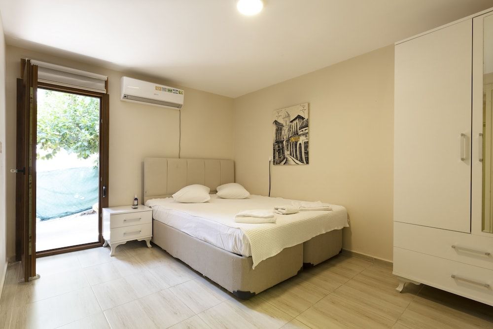 Standard Room, 1 King Bed, Garden Area