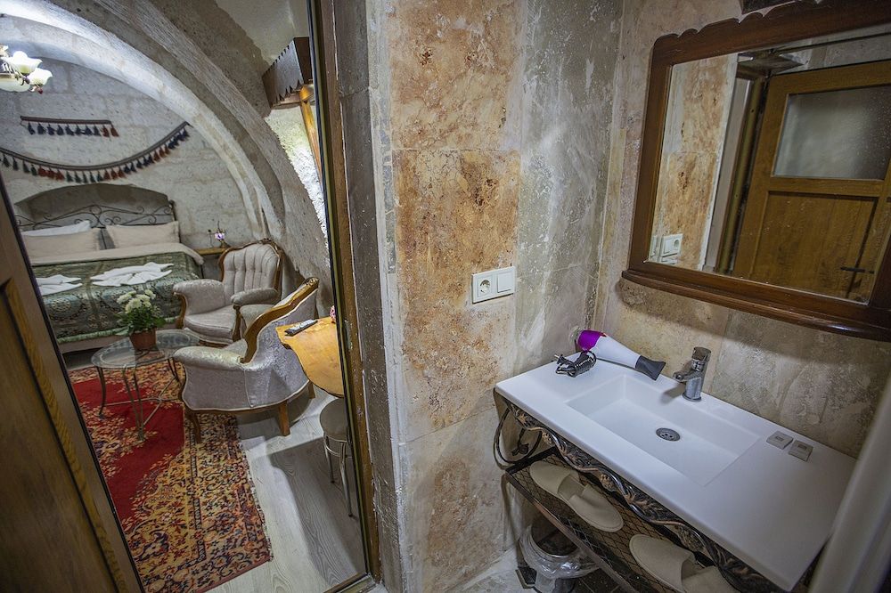 Serenity Stone House Arch Room 4