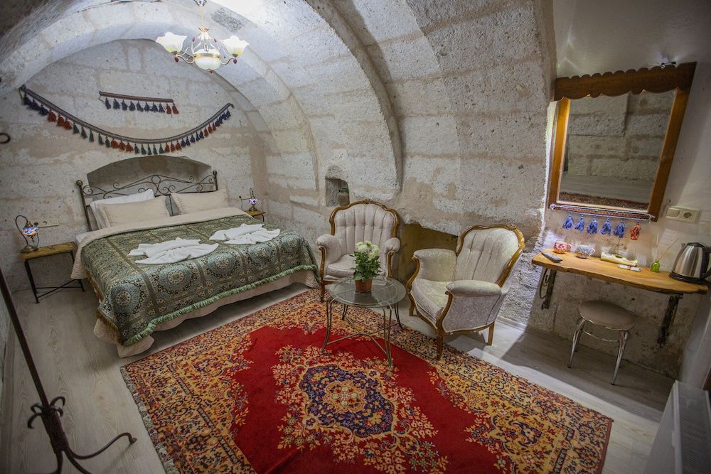 Serenity Stone House Arch Room 2