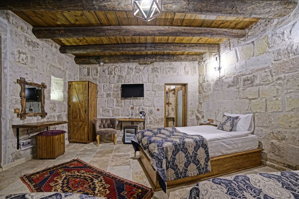 undefined Risus Cave Suites 2