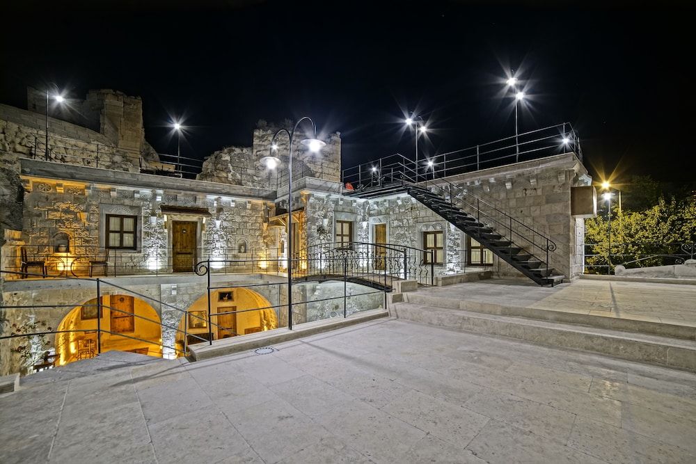 undefined Risus Cave Suites 8