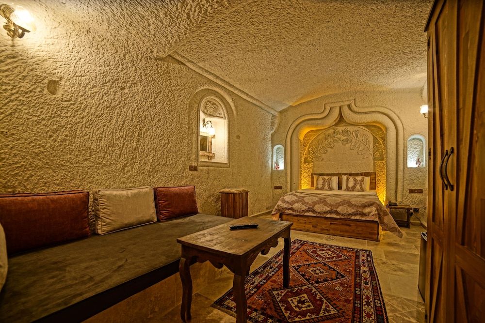 undefined Risus Cave Suites